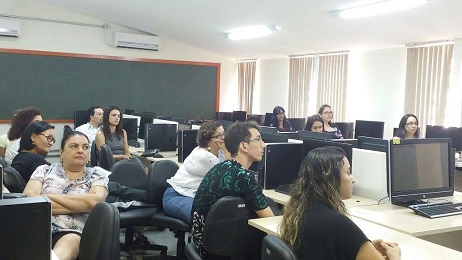 Pesquisadores durante reunião preparatória